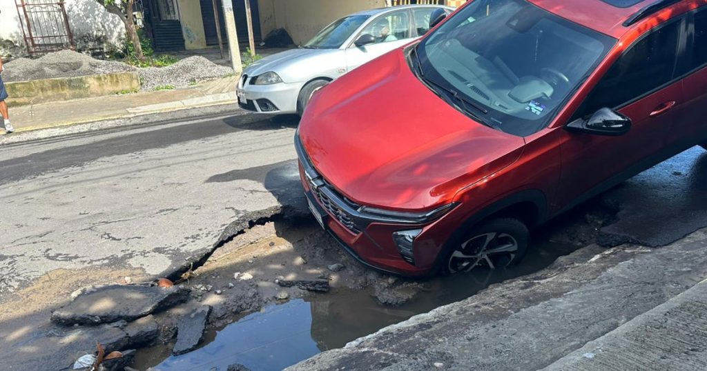 Autos caen en socavones en Veracruz puerto