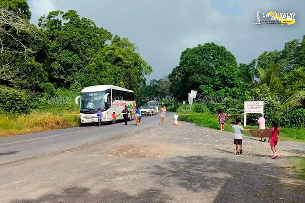 Bloquean carretera; CFE los dejó sin luz