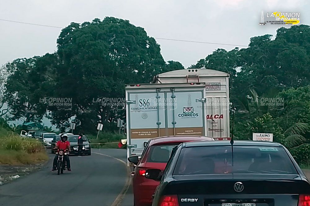 Bloquean carretera; CFE los dejó sin luz