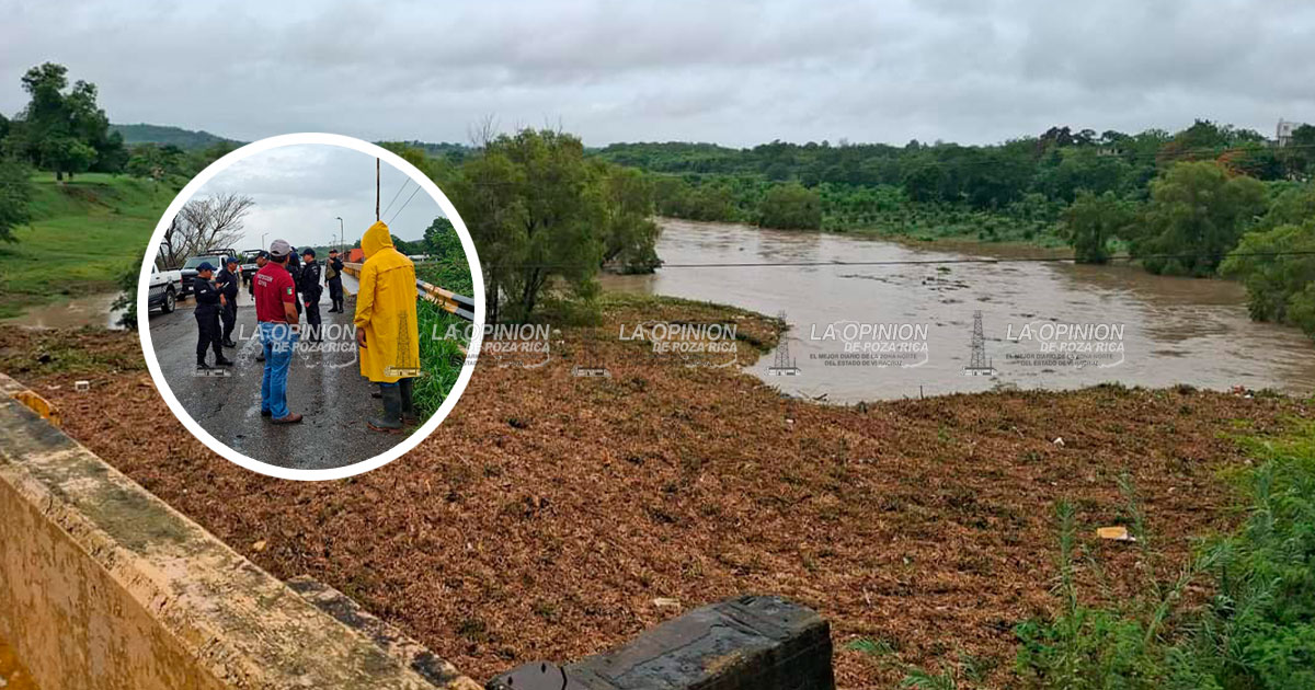 Rescatan a hombre atrapado por lirio acuático en el Río Cazones