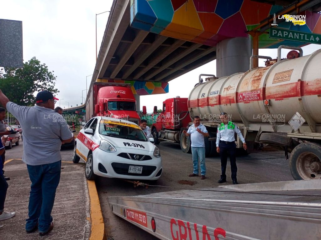 Camión saca del camino a taxi en bulevar de Poza Rica