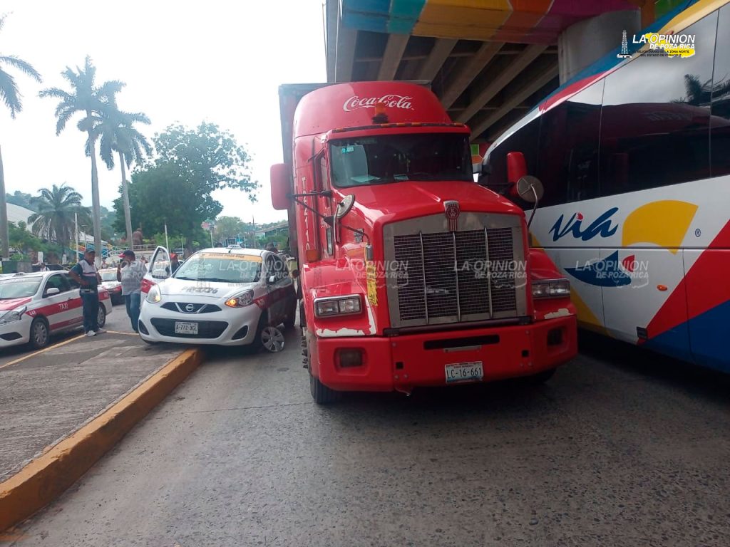 Camión saca del camino a taxi en bulevar de Poza Rica