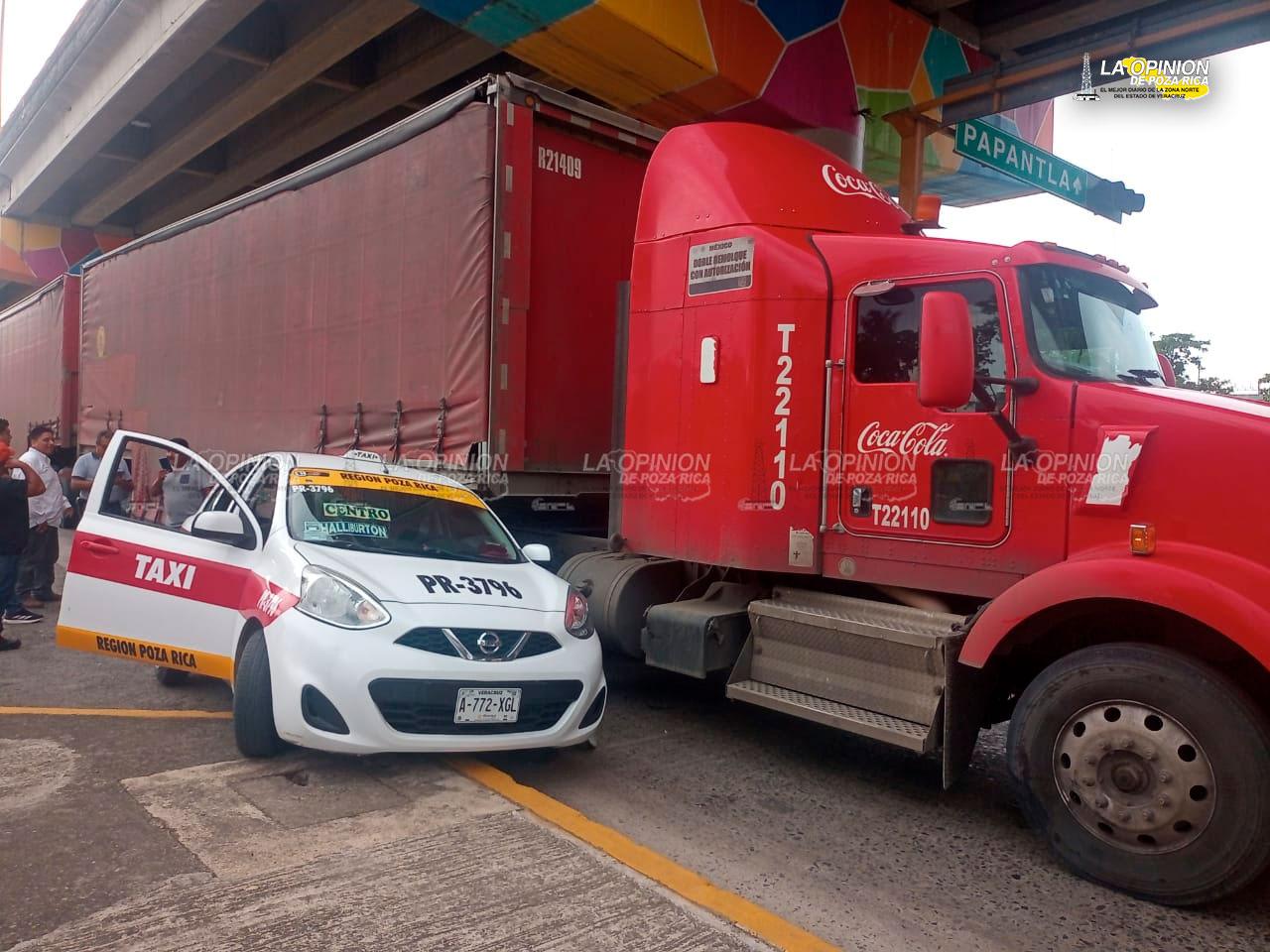 Camión saca del camino a taxi en bulevar de Poza Rica