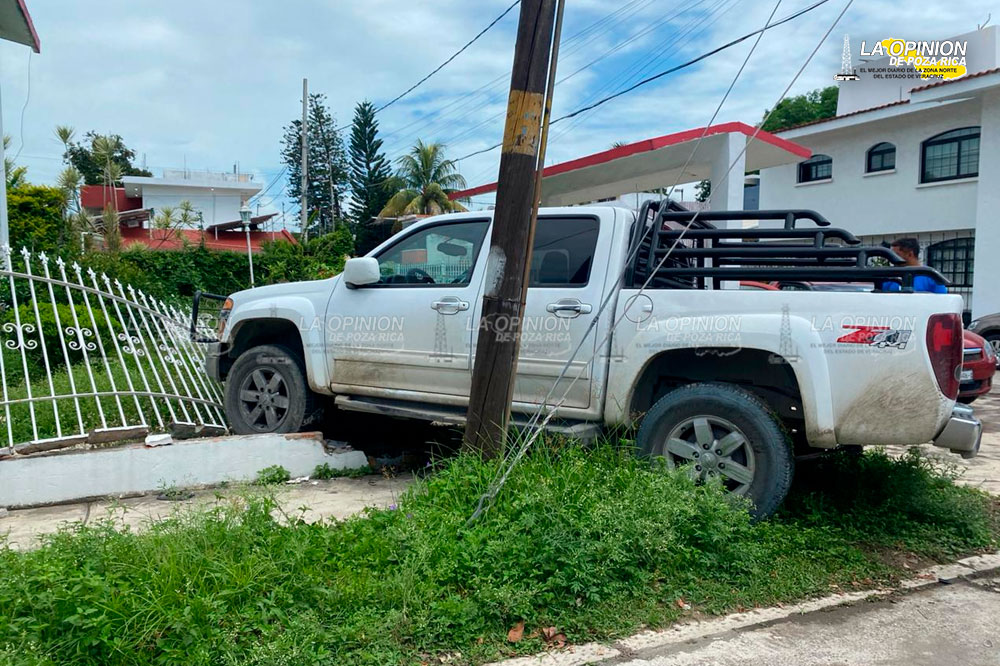 ¡Encontronazo de camionetas en calle 22!