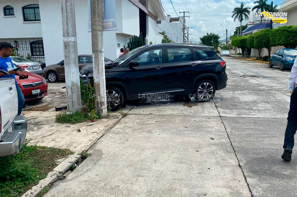 ¡Encontronazo de camionetas en calle 22!