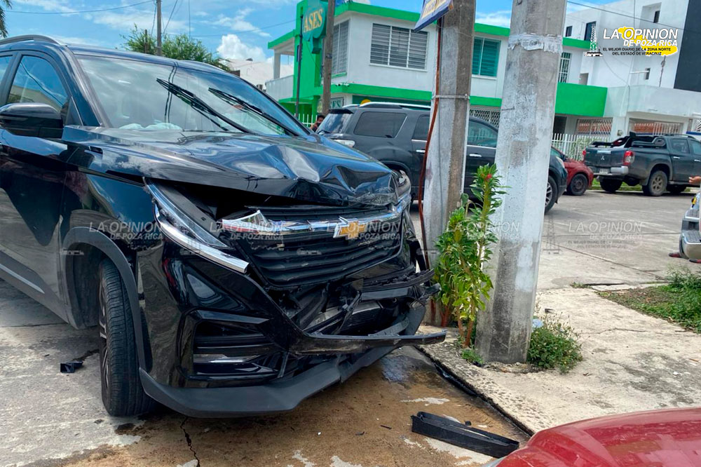 ¡Encontronazo de camionetas en calle 22!