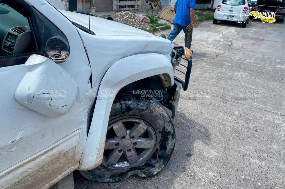 ¡Encontronazo de camionetas en calle 22!