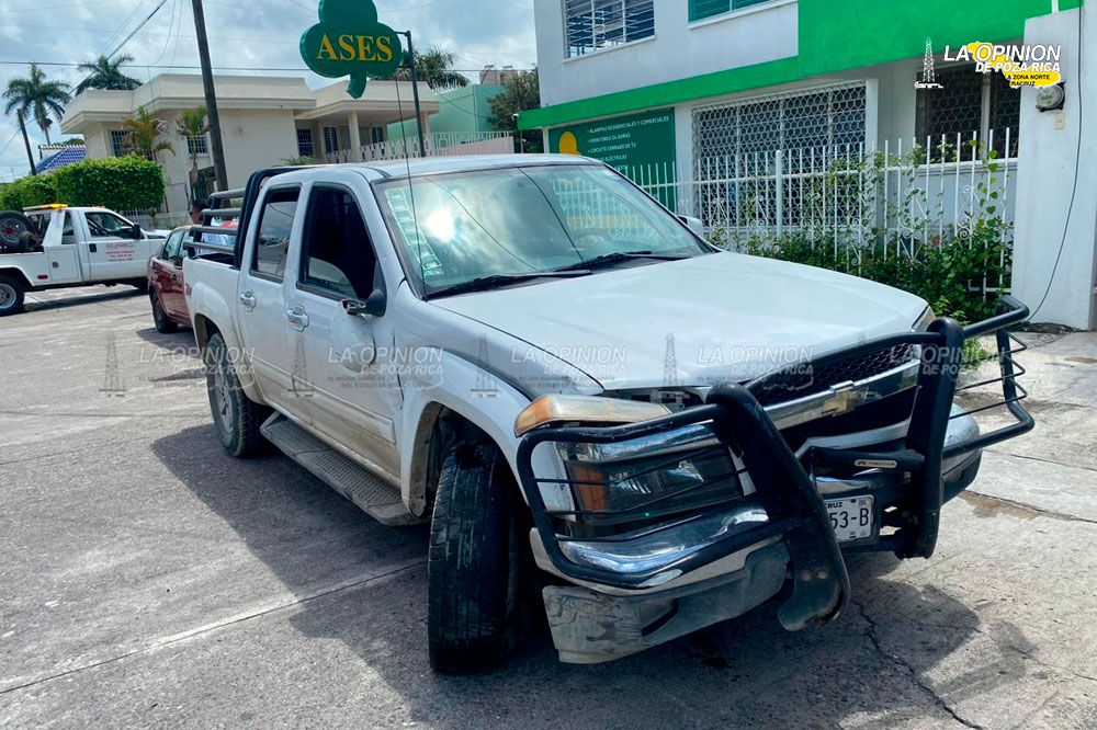 ¡Encontronazo de camionetas en calle 22!