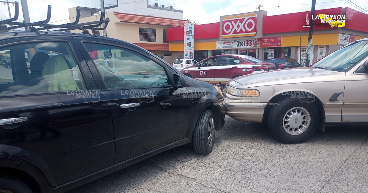 Choque en la avenida Ejército Mexicano en Tihuatlán