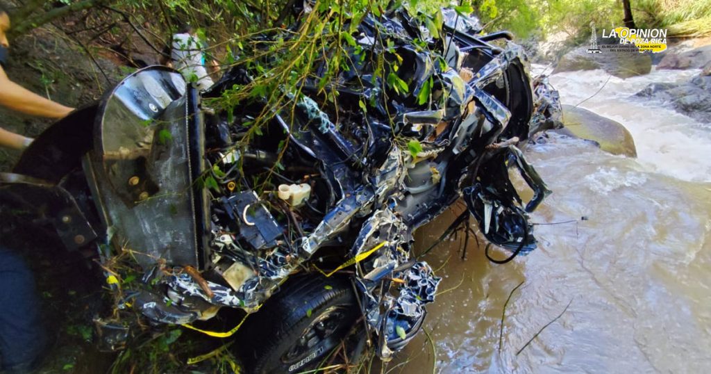 Desaparecen cuatro policías, los arrastró la corriente