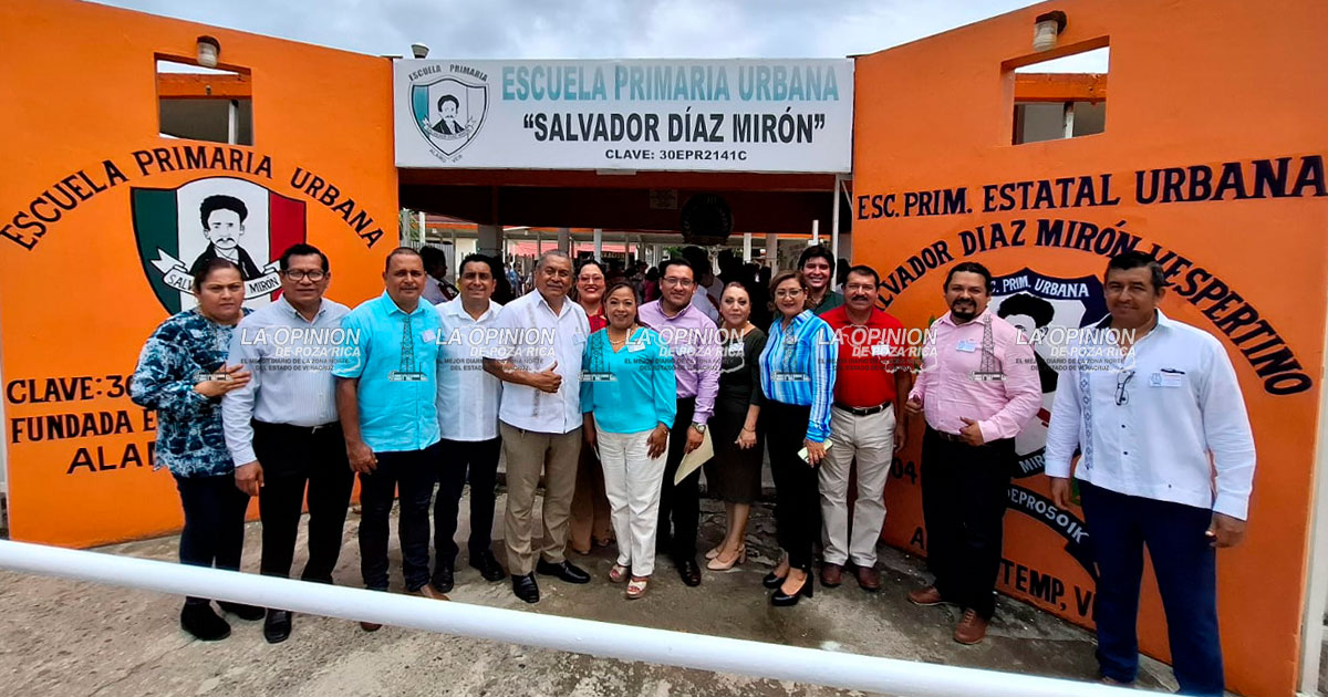Se divide escuela primaria de 102 años