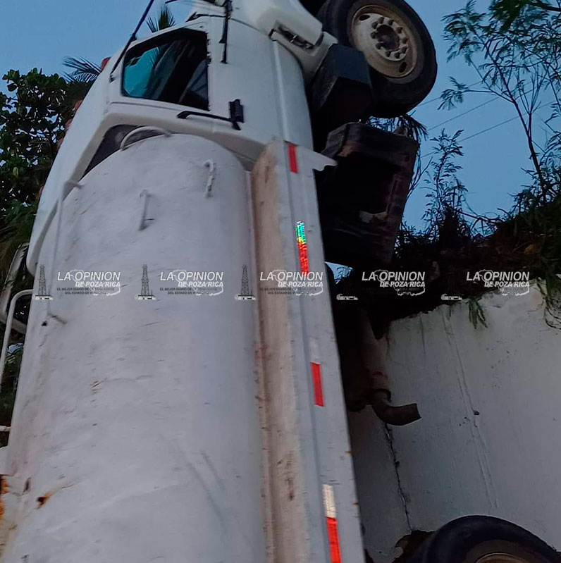 Pipa se va de reversa y cae de una barda