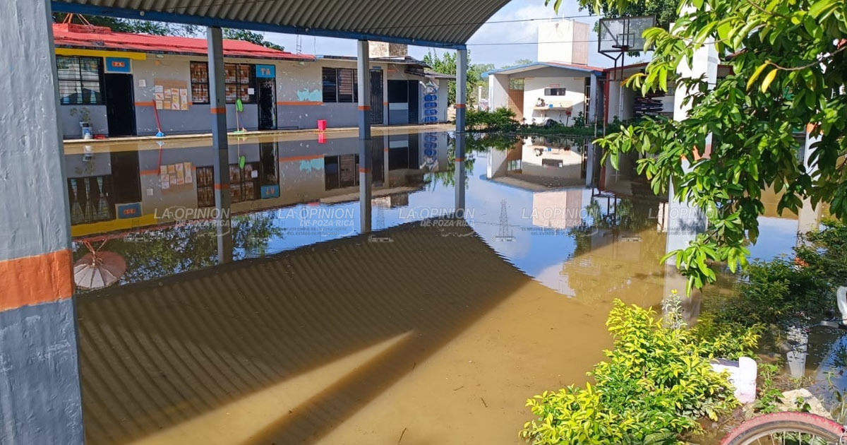 Escuelas amanecen con agua encharcada