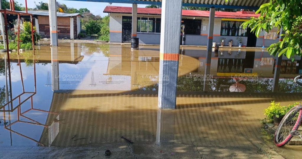 Escuelas amanecen con agua encharcada