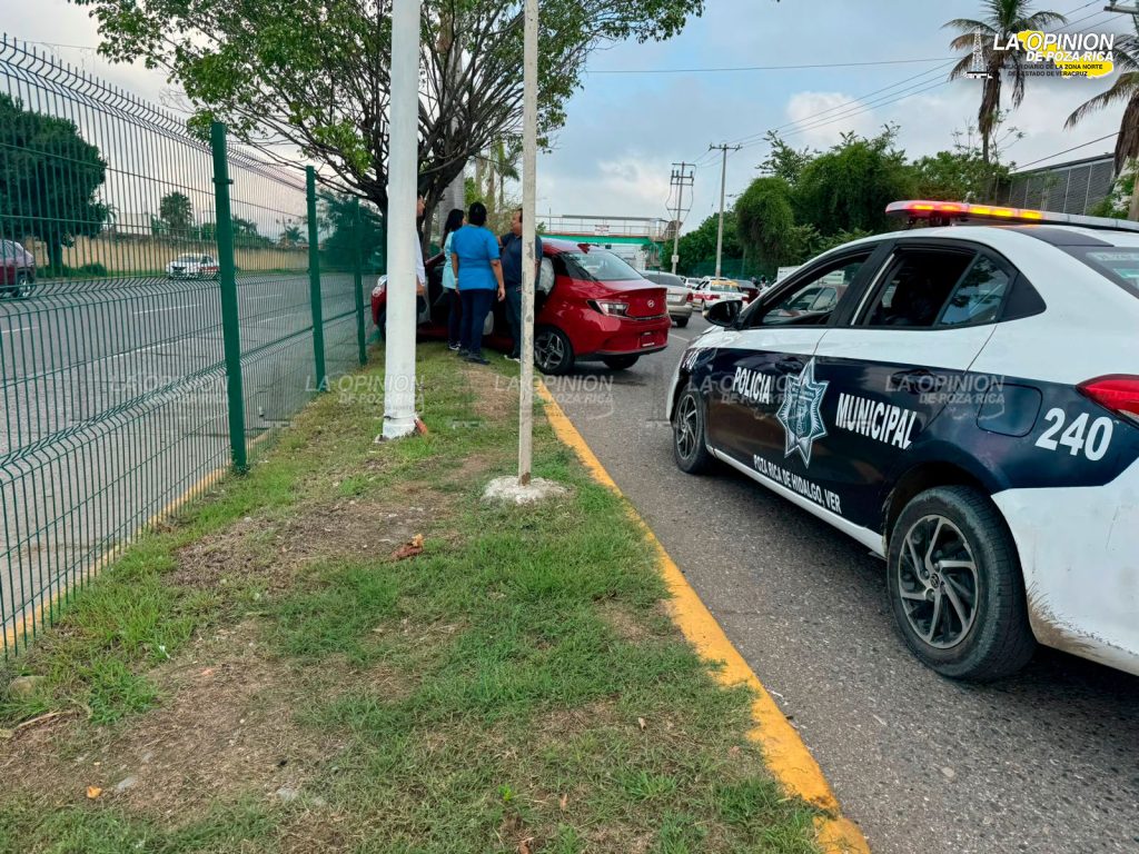 Automóvil se sube al camellón en Poza Rica por falla mecánica