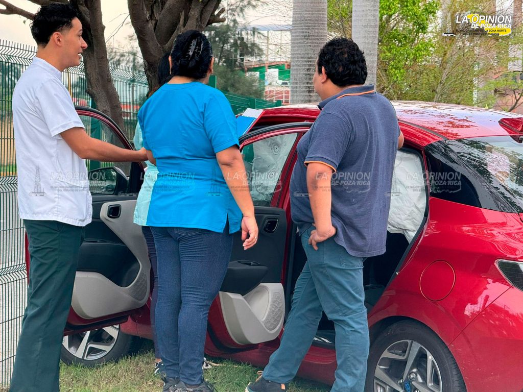 Automóvil se sube al camellón en Poza Rica por falla mecánica