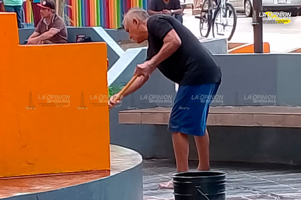 Lustrador de calzado pone el ejemplo a las autoridades