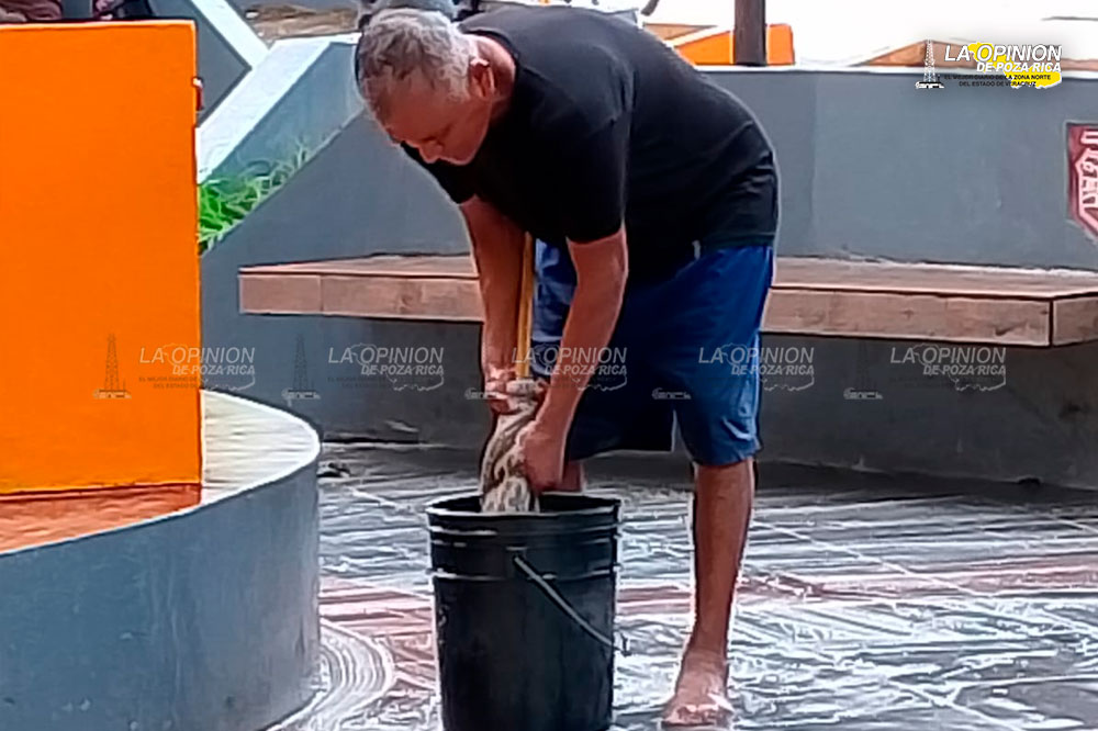 Lustrador de calzado pone el ejemplo a las autoridades