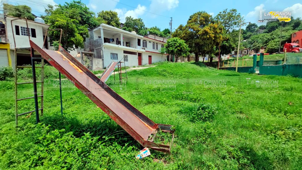 Con los parques sucios, destrozados y olvidados reciben a visitantes