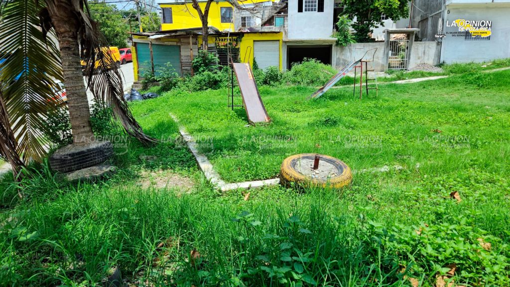 Con los parques sucios, destrozados y olvidados reciben a visitantes