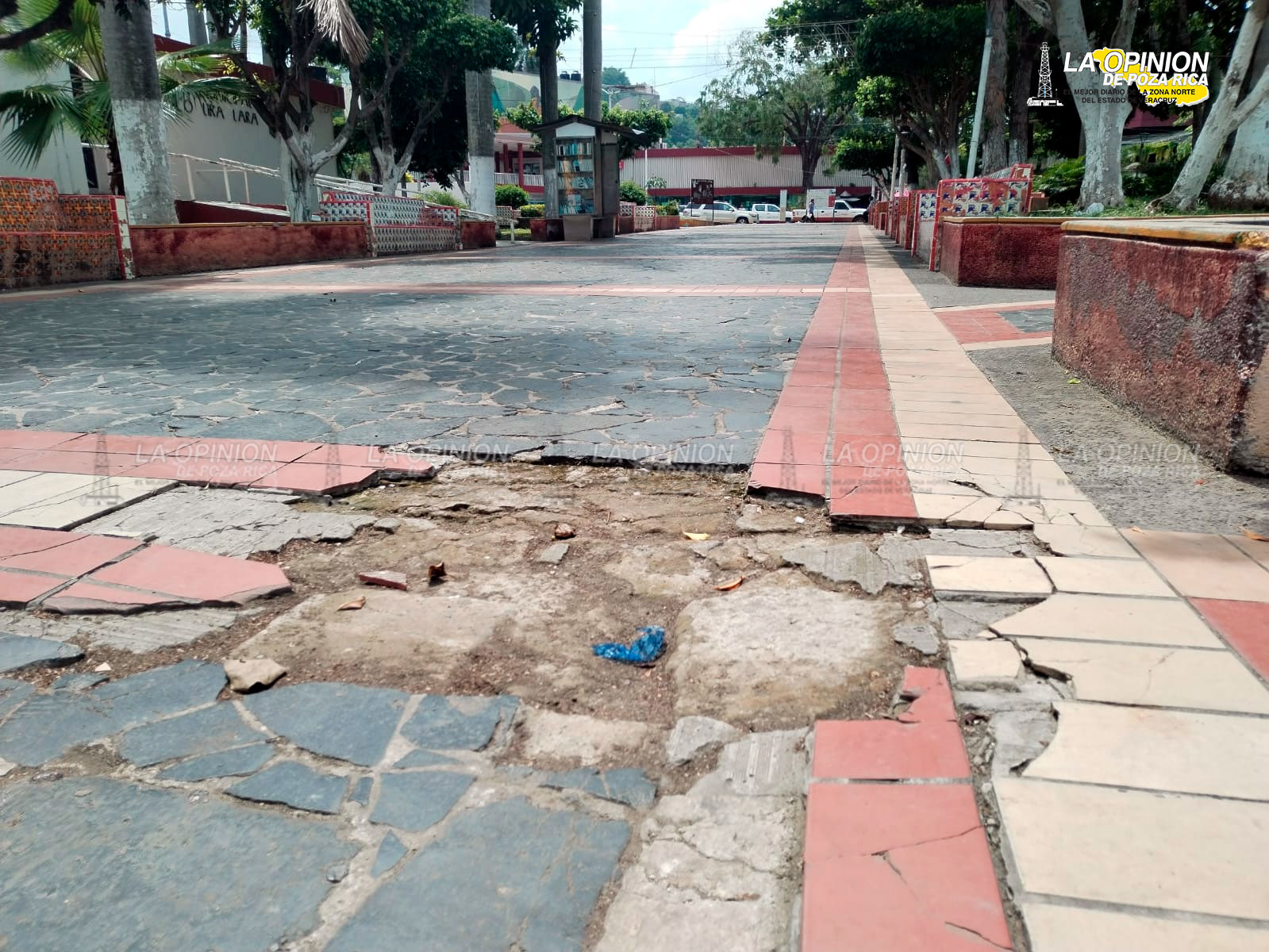 Con los parques sucios, destrozados y olvidados reciben a visitantes
