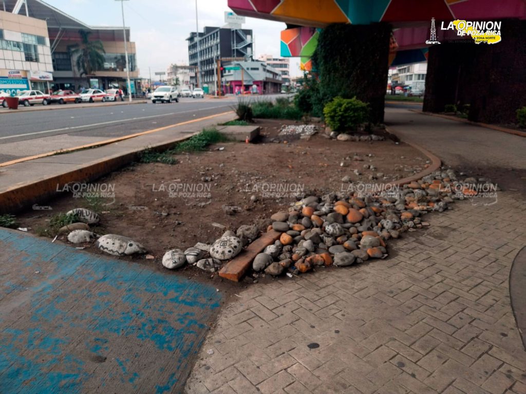 Con los parques sucios, destrozados y olvidados reciben a visitantes