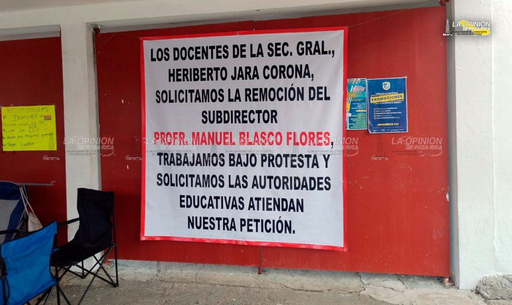 Manifestación de padres en la Secundaria General N. 1