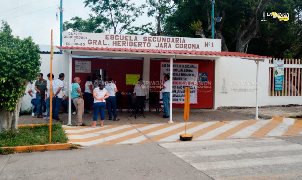 Manifestación de padres en la Secundaria General N. 1