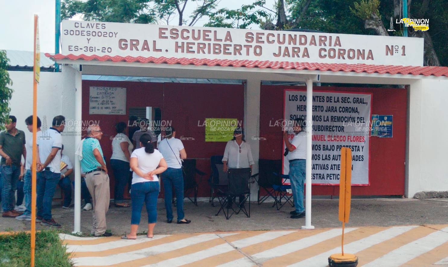 Manifestación de padres en la Secundaria General N. 1