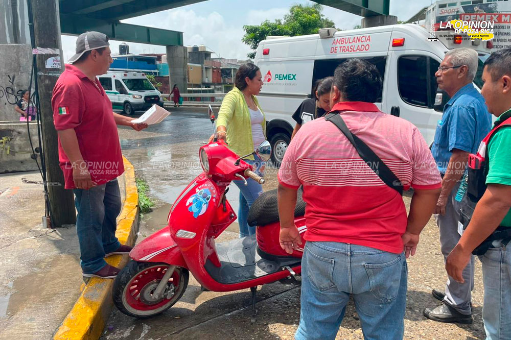 Mujer sufre accidente tras ser embestida por taxi de Papantla