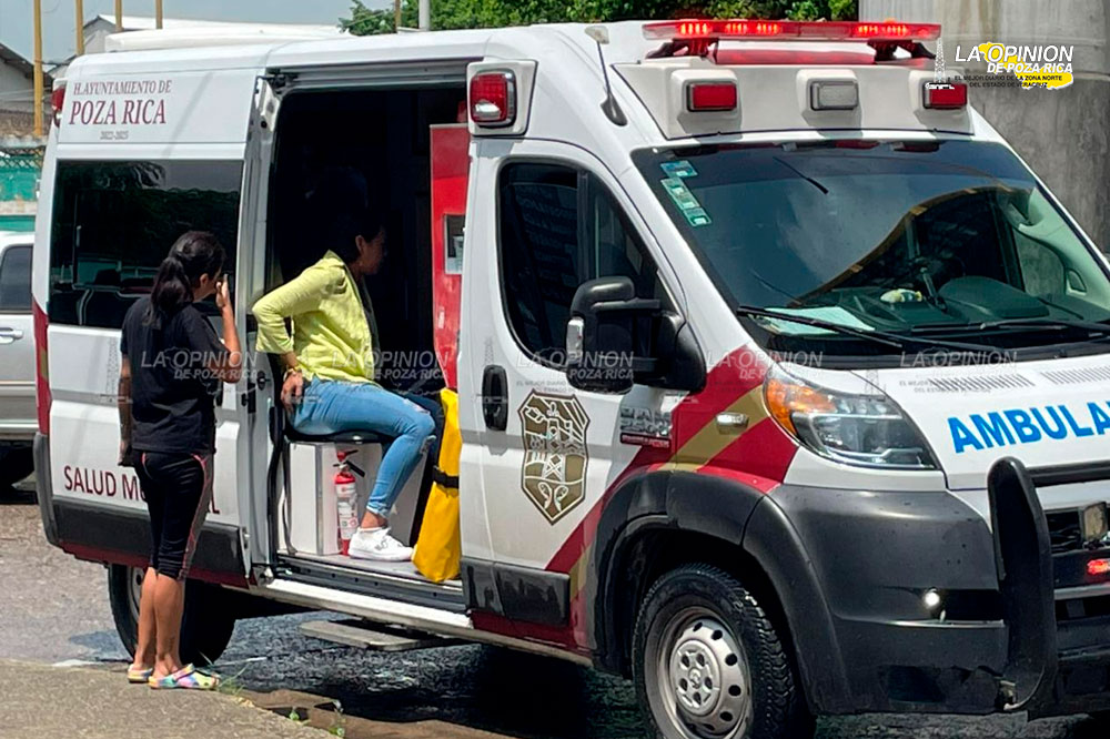 Mujer sufre accidente tras ser embestida por taxi de Papantla