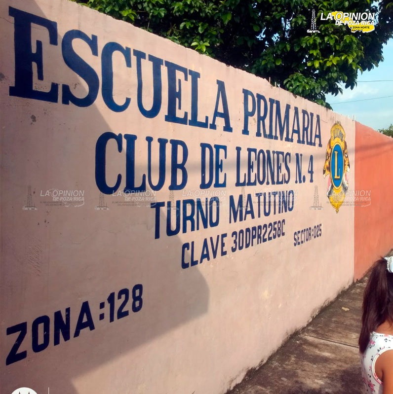 Conserje hace negocio cobrando "entrada" a graduación