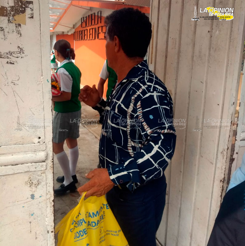 Conserje hace negocio cobrando "entrada" a graduación