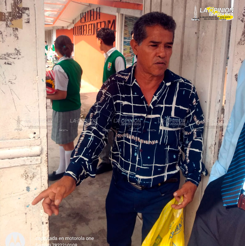 Conserje hace negocio cobrando "entrada" a graduación