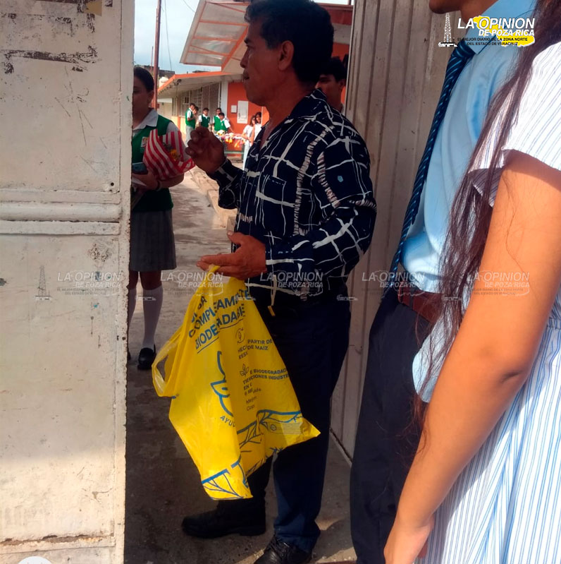 Conserje hace negocio cobrando "entrada" a graduación