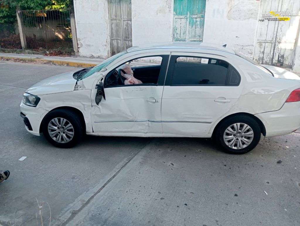 Conductor no hace alto y provoca accidente