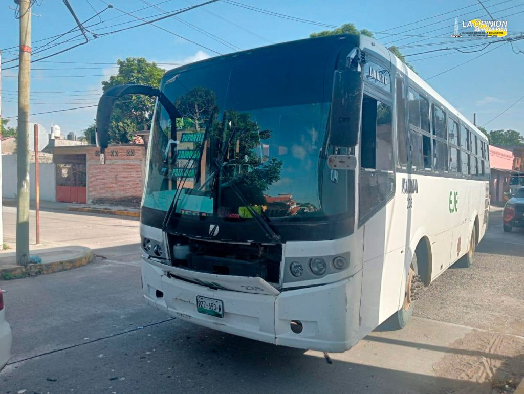 Conductor no hace alto y provoca accidente