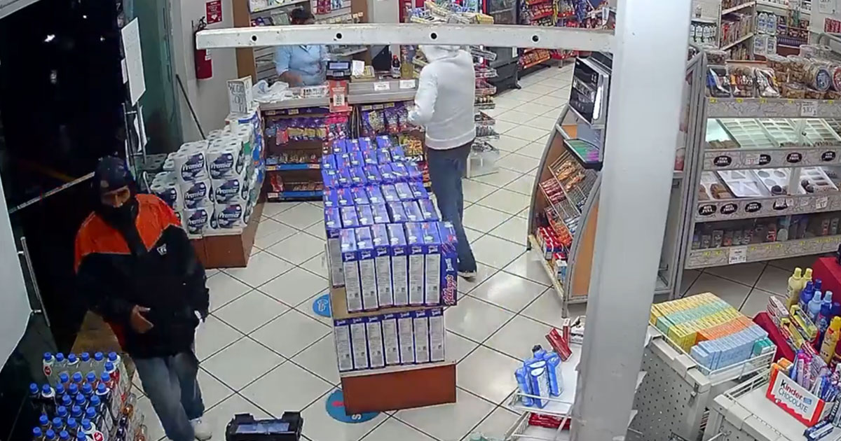 Asesinan a cajera tras cooperar en asalto