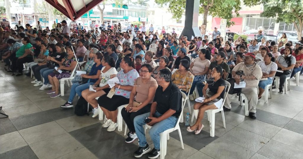 Entregan por reasignación 171 Becas del Ramo 033