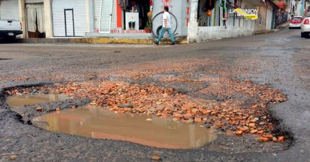 Reciben a turistas con baches en sus calles