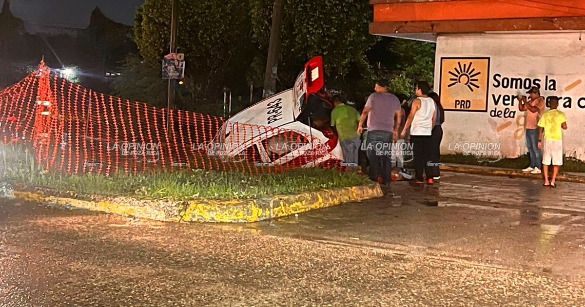 Taxista cae en un hoyo