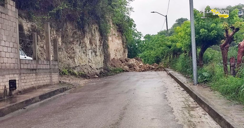 Se deslava parte de un cerro