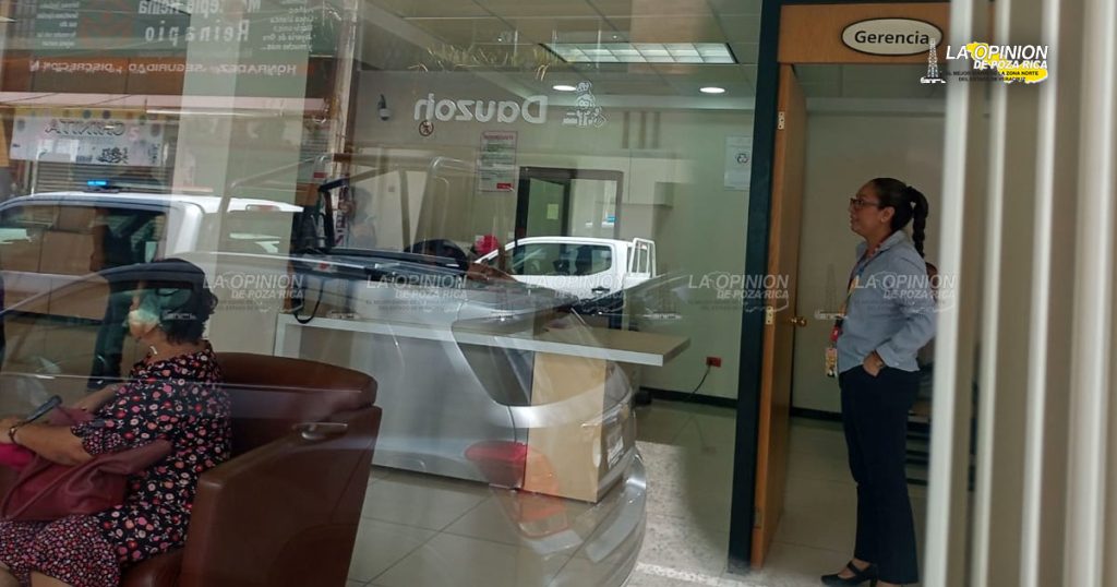 Mujer se desmaya en interior de Scotiabank en la zona centro