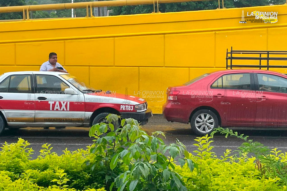 Taxi Impacta a Toyota Yaris en Bulevar Adolfo Ruiz Cortines