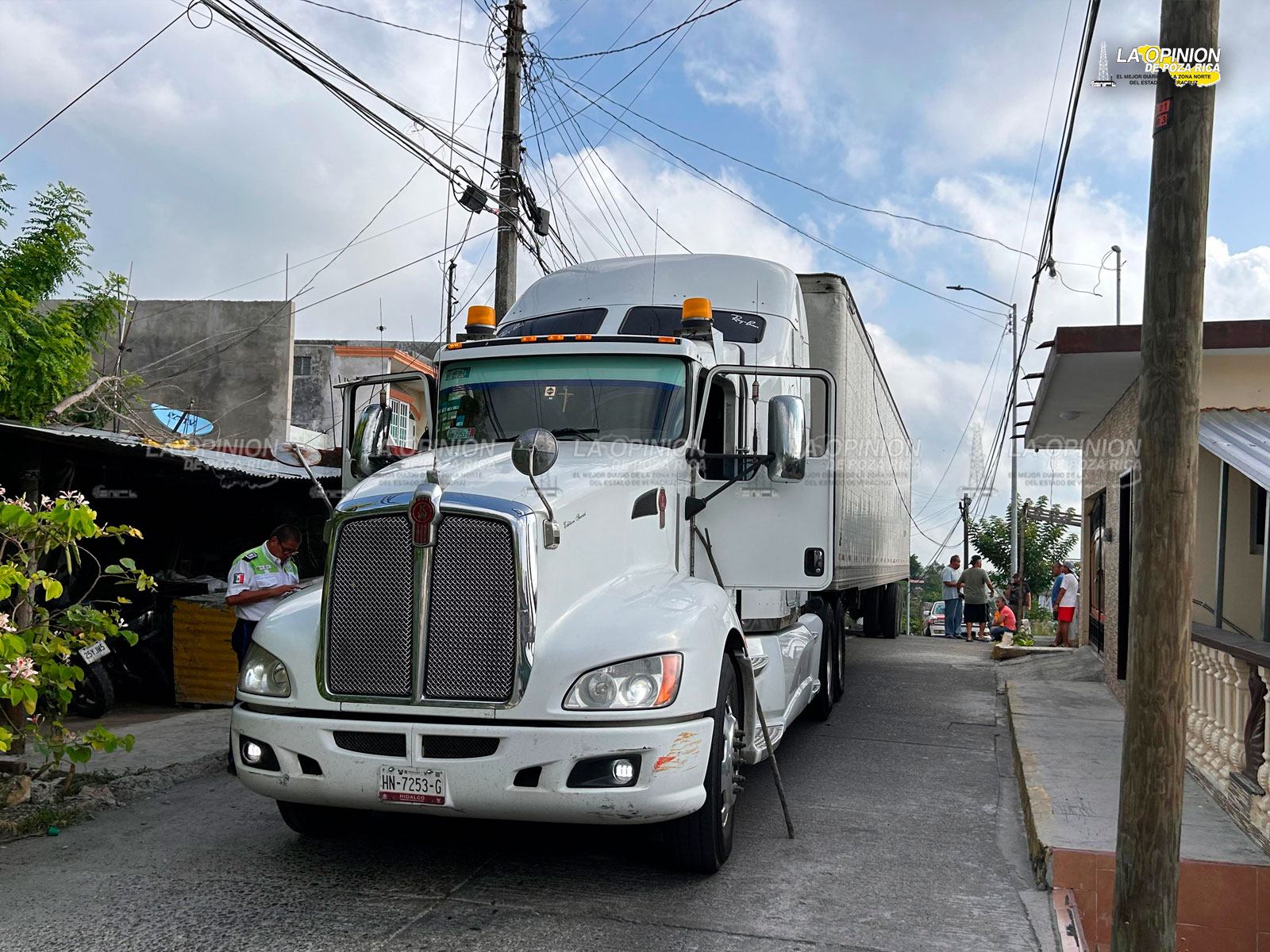 Pesada unidad se lleva cables de luz y mufas