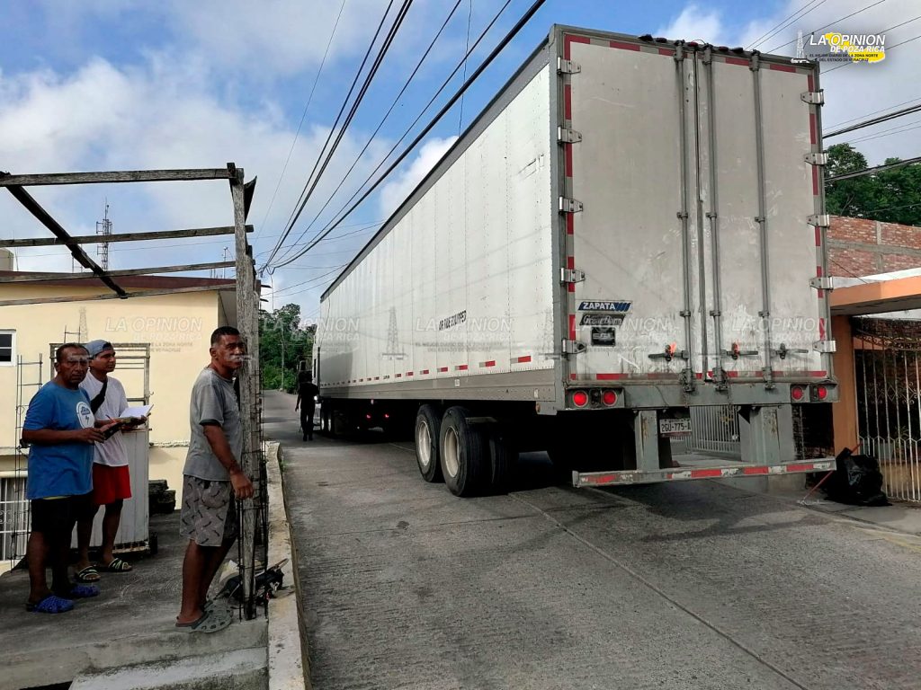 Pesada unidad se lleva cables de luz y mufas
