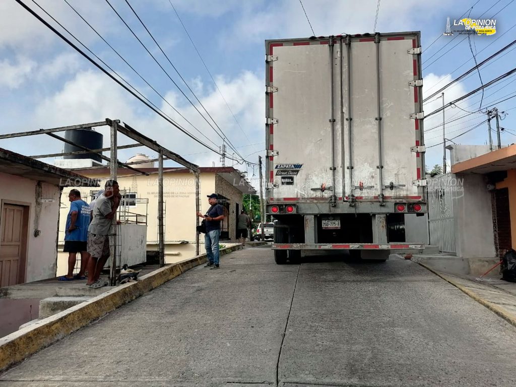 Pesada unidad se lleva cables de luz y mufas