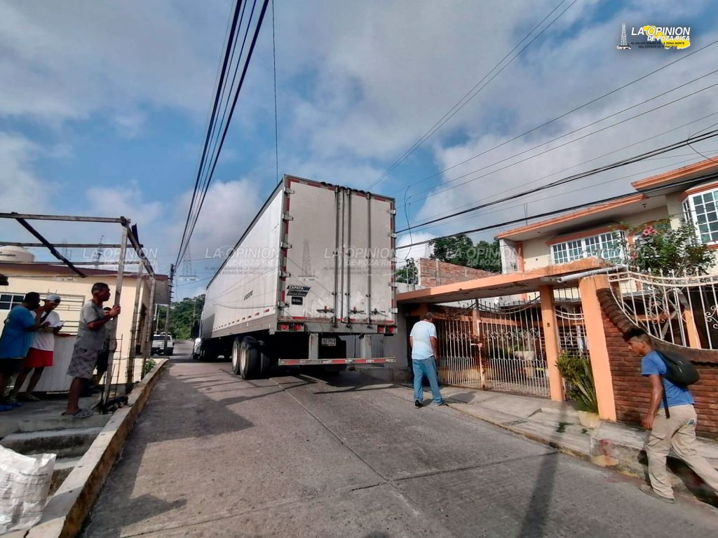 Pesada unidad se lleva cables de luz y mufas