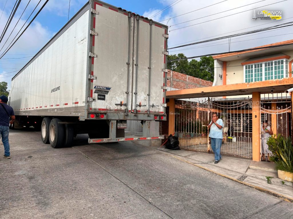 Pesada unidad se lleva cables de luz y mufas