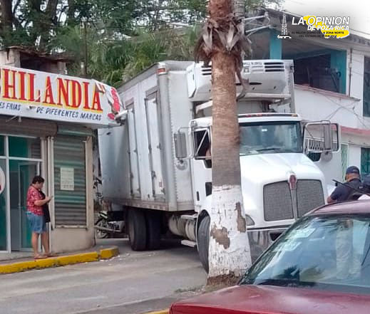 Camión provoca daños a Negocio y motocicleta